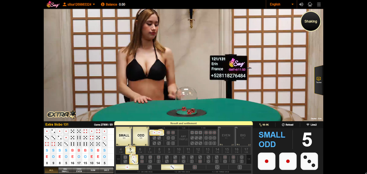 ดีลเลอร์สาวชุดบิกินีเกม Sic Bo สดบนโต๊ะสีเขียว พร้อมผลลูกเต๋าและกริดสถิติ